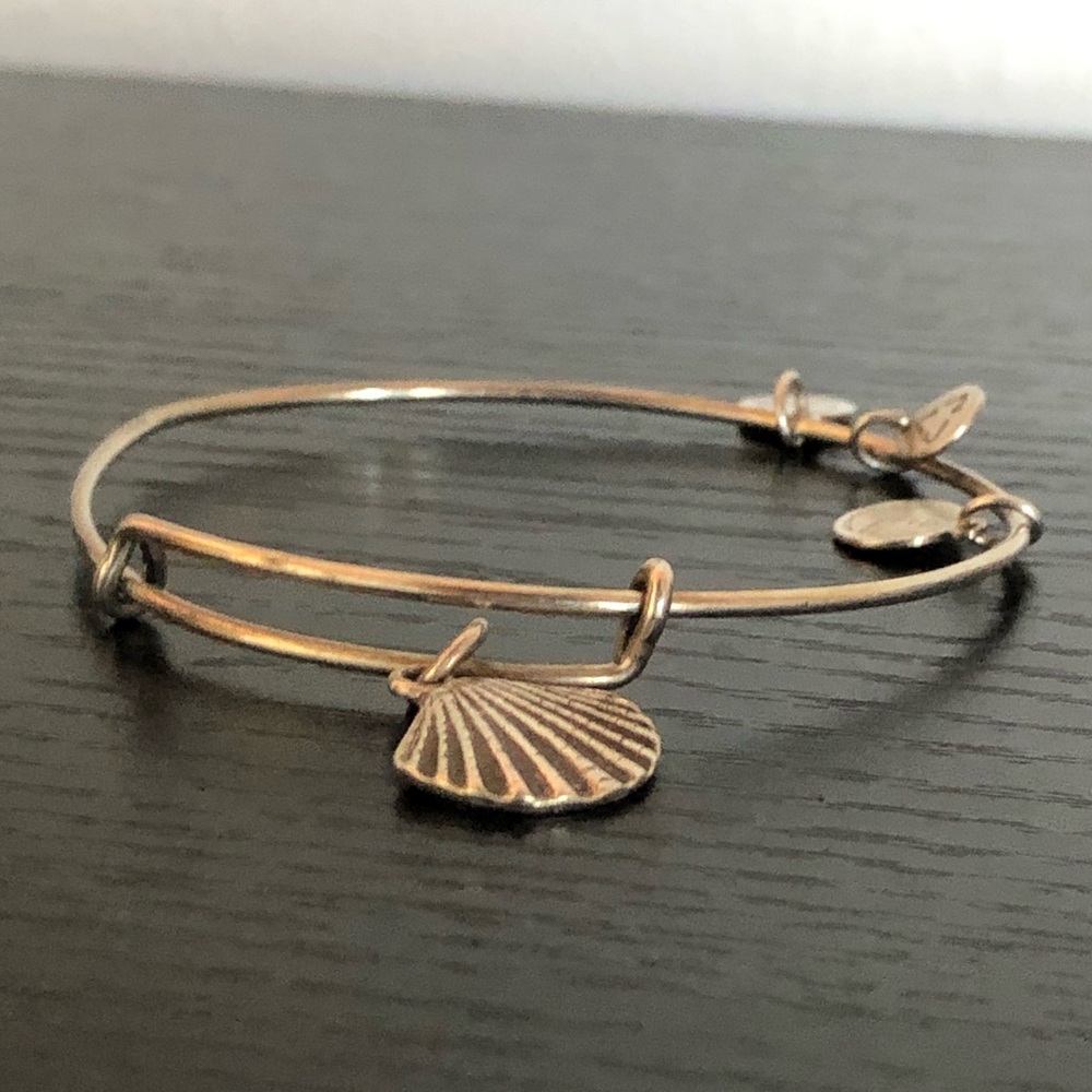 🟢 sea shell charm bracelet